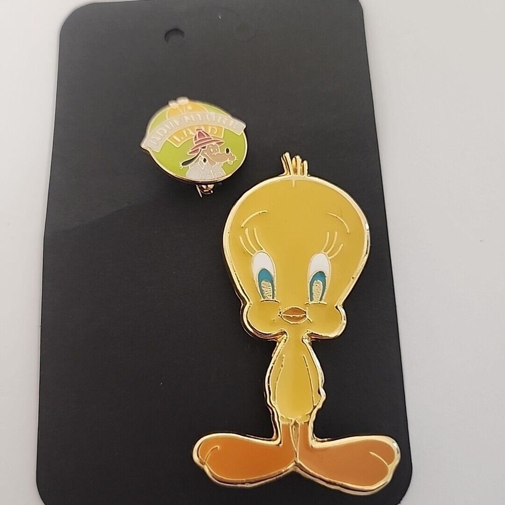 Disney pins Tweetie And‎ Goofy Adventure Land